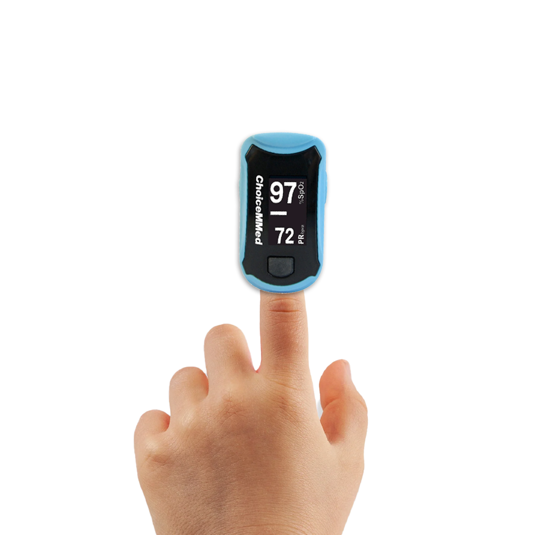 oximetro de pulso choicemed para medir saturacion de oxigeno en la sangre de color negro con azul en el dedo indice